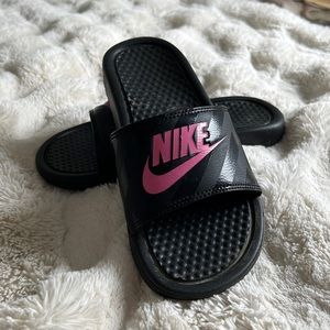 NIKE SLIDES